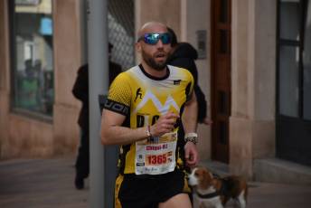 Recital de Xavi Tomasa y Gema Martín en la media maratón de Segovia 111 Media Maratón de Segovia, a su paso por la calle José Zorrilla. / A.M.
