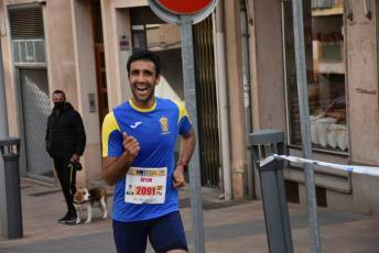 Recital de Xavi Tomasa y Gema Martín en la media maratón de Segovia 112 Media Maratón de Segovia, a su paso por la calle José Zorrilla. / A.M.
