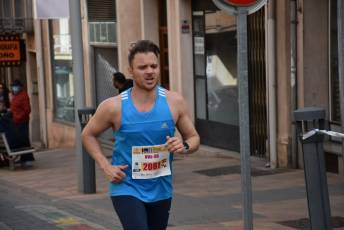Recital de Xavi Tomasa y Gema Martín en la media maratón de Segovia 114 Media Maratón de Segovia, a su paso por la calle José Zorrilla. / A.M.
