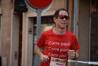 Recital de Xavi Tomasa y Gema Martín en la media maratón de Segovia 118 Media Maratón de Segovia, a su paso por la calle José Zorrilla. / A.M.