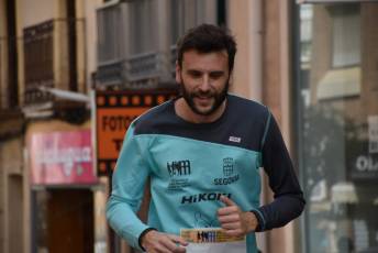 Recital de Xavi Tomasa y Gema Martín en la media maratón de Segovia 10 Media Maratón de Segovia, a su paso por la calle José Zorrilla. / A.M.