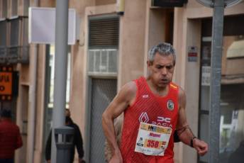Recital de Xavi Tomasa y Gema Martín en la media maratón de Segovia 123 Media Maratón de Segovia, a su paso por la calle José Zorrilla. / A.M.