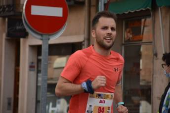Recital de Xavi Tomasa y Gema Martín en la media maratón de Segovia 124 Media Maratón de Segovia, a su paso por la calle José Zorrilla. / A.M.