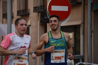 Recital de Xavi Tomasa y Gema Martín en la media maratón de Segovia 125 Media Maratón de Segovia, a su paso por la calle José Zorrilla. / A.M.