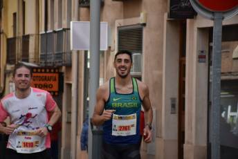 Recital de Xavi Tomasa y Gema Martín en la media maratón de Segovia 126 Media Maratón de Segovia, a su paso por la calle José Zorrilla. / A.M.