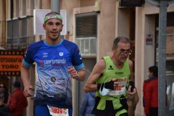 Recital de Xavi Tomasa y Gema Martín en la media maratón de Segovia 127 Media Maratón de Segovia, a su paso por la calle José Zorrilla. / A.M.