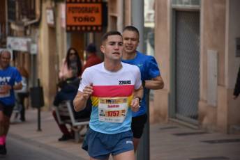 Recital de Xavi Tomasa y Gema Martín en la media maratón de Segovia 129 Media Maratón de Segovia, a su paso por la calle José Zorrilla. / A.M.