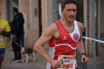 Recital de Xavi Tomasa y Gema Martín en la media maratón de Segovia 130 Media Maratón de Segovia, a su paso por la calle José Zorrilla. / A.M.