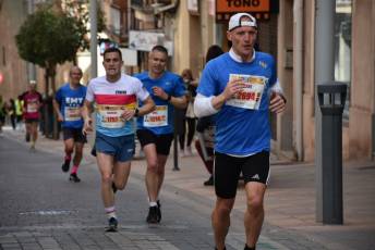 Recital de Xavi Tomasa y Gema Martín en la media maratón de Segovia 131 Media Maratón de Segovia, a su paso por la calle José Zorrilla. / A.M.