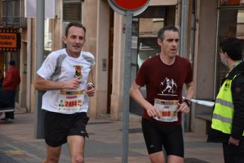 Recital de Xavi Tomasa y Gema Martín en la media maratón de Segovia 135 Media Maratón de Segovia, a su paso por la calle José Zorrilla. / A.M.