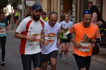 Recital de Xavi Tomasa y Gema Martín en la media maratón de Segovia 11 Media Maratón de Segovia, a su paso por la calle José Zorrilla. / A.M.