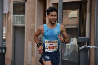 Recital de Xavi Tomasa y Gema Martín en la media maratón de Segovia 138 Media Maratón de Segovia, a su paso por la calle José Zorrilla. / A.M.