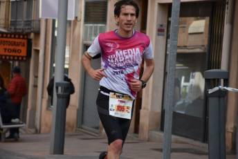 Recital de Xavi Tomasa y Gema Martín en la media maratón de Segovia 139 Media Maratón de Segovia, a su paso por la calle José Zorrilla. / A.M.
