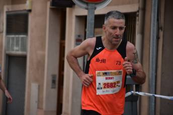 Recital de Xavi Tomasa y Gema Martín en la media maratón de Segovia 140 Media Maratón de Segovia, a su paso por la calle José Zorrilla. / A.M.