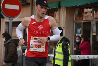 Recital de Xavi Tomasa y Gema Martín en la media maratón de Segovia 141 Media Maratón de Segovia, a su paso por la calle José Zorrilla. / A.M.