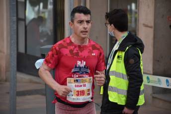 Recital de Xavi Tomasa y Gema Martín en la media maratón de Segovia 142 Media Maratón de Segovia, a su paso por la calle José Zorrilla. / A.M.