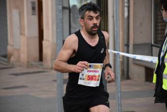Recital de Xavi Tomasa y Gema Martín en la media maratón de Segovia 143 Media Maratón de Segovia, a su paso por la calle José Zorrilla. / A.M.