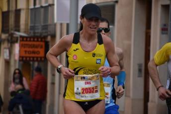 Recital de Xavi Tomasa y Gema Martín en la media maratón de Segovia 144 Media Maratón de Segovia, a su paso por la calle José Zorrilla. / A.M.