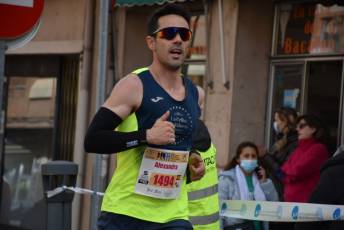 Recital de Xavi Tomasa y Gema Martín en la media maratón de Segovia 148 Media Maratón de Segovia, a su paso por la calle José Zorrilla. / A.M.