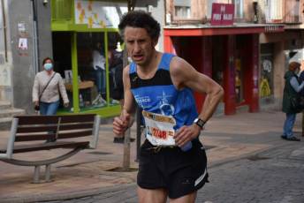 Recital de Xavi Tomasa y Gema Martín en la media maratón de Segovia 149 Media Maratón de Segovia, a su paso por la calle José Zorrilla. / A.M.