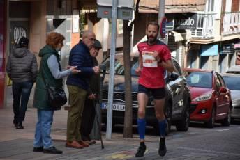 Recital de Xavi Tomasa y Gema Martín en la media maratón de Segovia 150 Media Maratón de Segovia, a su paso por la calle José Zorrilla. / A.M.