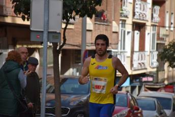Recital de Xavi Tomasa y Gema Martín en la media maratón de Segovia 152 Media Maratón de Segovia, a su paso por la calle José Zorrilla. / A.M.