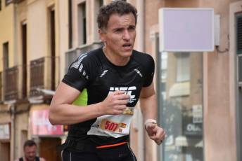 Recital de Xavi Tomasa y Gema Martín en la media maratón de Segovia 13 Media Maratón de Segovia, a su paso por la calle José Zorrilla. / A.M.