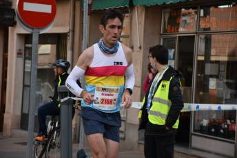 Recital de Xavi Tomasa y Gema Martín en la media maratón de Segovia 155 Media Maratón de Segovia, a su paso por la calle José Zorrilla. / A.M.