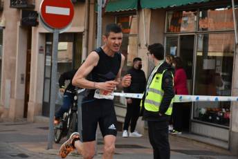 Recital de Xavi Tomasa y Gema Martín en la media maratón de Segovia 157 Media Maratón de Segovia, a su paso por la calle José Zorrilla. / A.M.