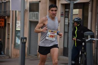 Recital de Xavi Tomasa y Gema Martín en la media maratón de Segovia 158 Media Maratón de Segovia, a su paso por la calle José Zorrilla. / A.M.
