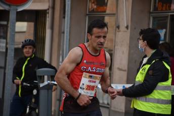 Recital de Xavi Tomasa y Gema Martín en la media maratón de Segovia 160 Media Maratón de Segovia, a su paso por la calle José Zorrilla. / A.M.