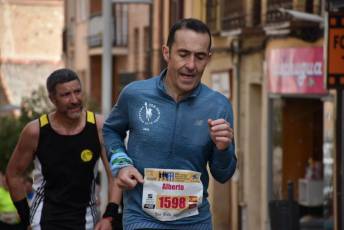 Recital de Xavi Tomasa y Gema Martín en la media maratón de Segovia 14 Media Maratón de Segovia, a su paso por la calle José Zorrilla. / A.M.