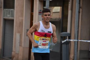 Recital de Xavi Tomasa y Gema Martín en la media maratón de Segovia 165 Media Maratón de Segovia, a su paso por la calle José Zorrilla. / A.M.