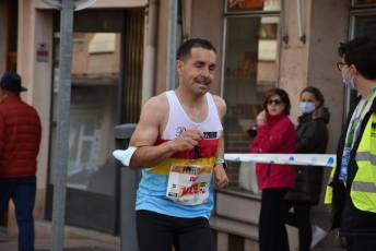 Recital de Xavi Tomasa y Gema Martín en la media maratón de Segovia 166 Media Maratón de Segovia, a su paso por la calle José Zorrilla. / A.M.