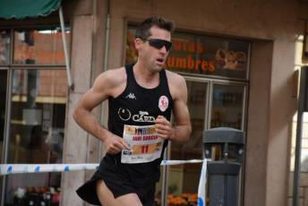 Recital de Xavi Tomasa y Gema Martín en la media maratón de Segovia 168 Media Maratón de Segovia, a su paso por la calle José Zorrilla. / A.M.