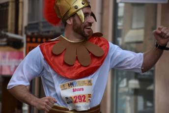 Recital de Xavi Tomasa y Gema Martín en la media maratón de Segovia 15 Media Maratón de Segovia, a su paso por la calle José Zorrilla. / A.M.