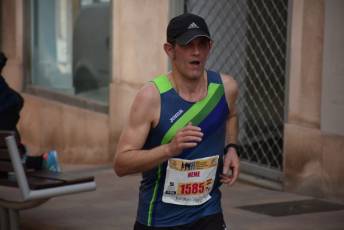 Recital de Xavi Tomasa y Gema Martín en la media maratón de Segovia 17 Media Maratón de Segovia, a su paso por la calle José Zorrilla. / A.M.