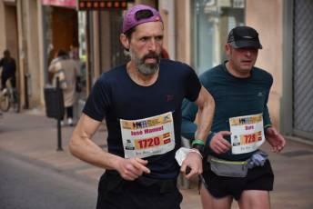 Recital de Xavi Tomasa y Gema Martín en la media maratón de Segovia 19 Media Maratón de Segovia, a su paso por la calle José Zorrilla. / A.M.