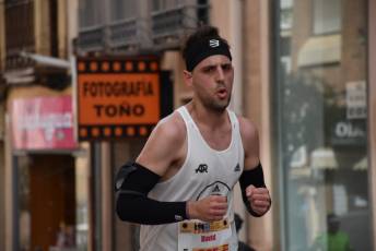 Recital de Xavi Tomasa y Gema Martín en la media maratón de Segovia 21 Media Maratón de Segovia, a su paso por la calle José Zorrilla. / A.M.