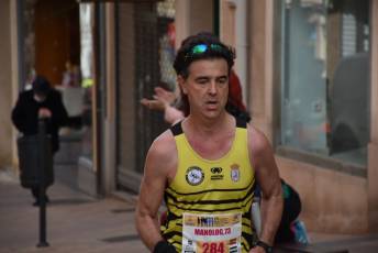 Recital de Xavi Tomasa y Gema Martín en la media maratón de Segovia 22 Media Maratón de Segovia, a su paso por la calle José Zorrilla. / A.M.