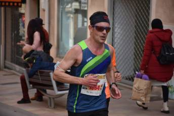 Recital de Xavi Tomasa y Gema Martín en la media maratón de Segovia 23 Media Maratón de Segovia, a su paso por la calle José Zorrilla. / A.M.