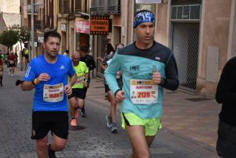 Recital de Xavi Tomasa y Gema Martín en la media maratón de Segovia 24 Media Maratón de Segovia, a su paso por la calle José Zorrilla. / A.M.