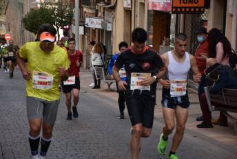 Recital de Xavi Tomasa y Gema Martín en la media maratón de Segovia 25 Media Maratón de Segovia, a su paso por la calle José Zorrilla. / A.M.