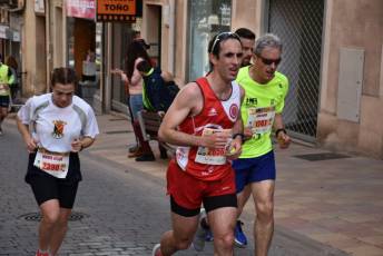 Recital de Xavi Tomasa y Gema Martín en la media maratón de Segovia 26 Media Maratón de Segovia, a su paso por la calle José Zorrilla. / A.M.