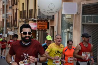Recital de Xavi Tomasa y Gema Martín en la media maratón de Segovia 27 Media Maratón de Segovia, a su paso por la calle José Zorrilla. / A.M.