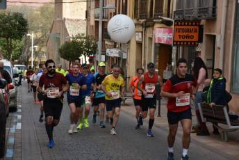 Recital de Xavi Tomasa y Gema Martín en la media maratón de Segovia 28 Media Maratón de Segovia, a su paso por la calle José Zorrilla. / A.M.
