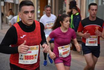 Recital de Xavi Tomasa y Gema Martín en la media maratón de Segovia 30 Media Maratón de Segovia, a su paso por la calle José Zorrilla. / A.M.