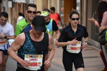 Recital de Xavi Tomasa y Gema Martín en la media maratón de Segovia 31 Media Maratón de Segovia, a su paso por la calle José Zorrilla. / A.M.