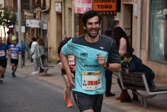 Recital de Xavi Tomasa y Gema Martín en la media maratón de Segovia 33 Media Maratón de Segovia, a su paso por la calle José Zorrilla. / A.M.