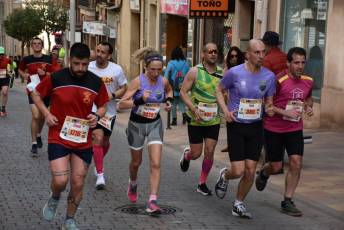 Recital de Xavi Tomasa y Gema Martín en la media maratón de Segovia 35 Media Maratón de Segovia, a su paso por la calle José Zorrilla. / A.M.